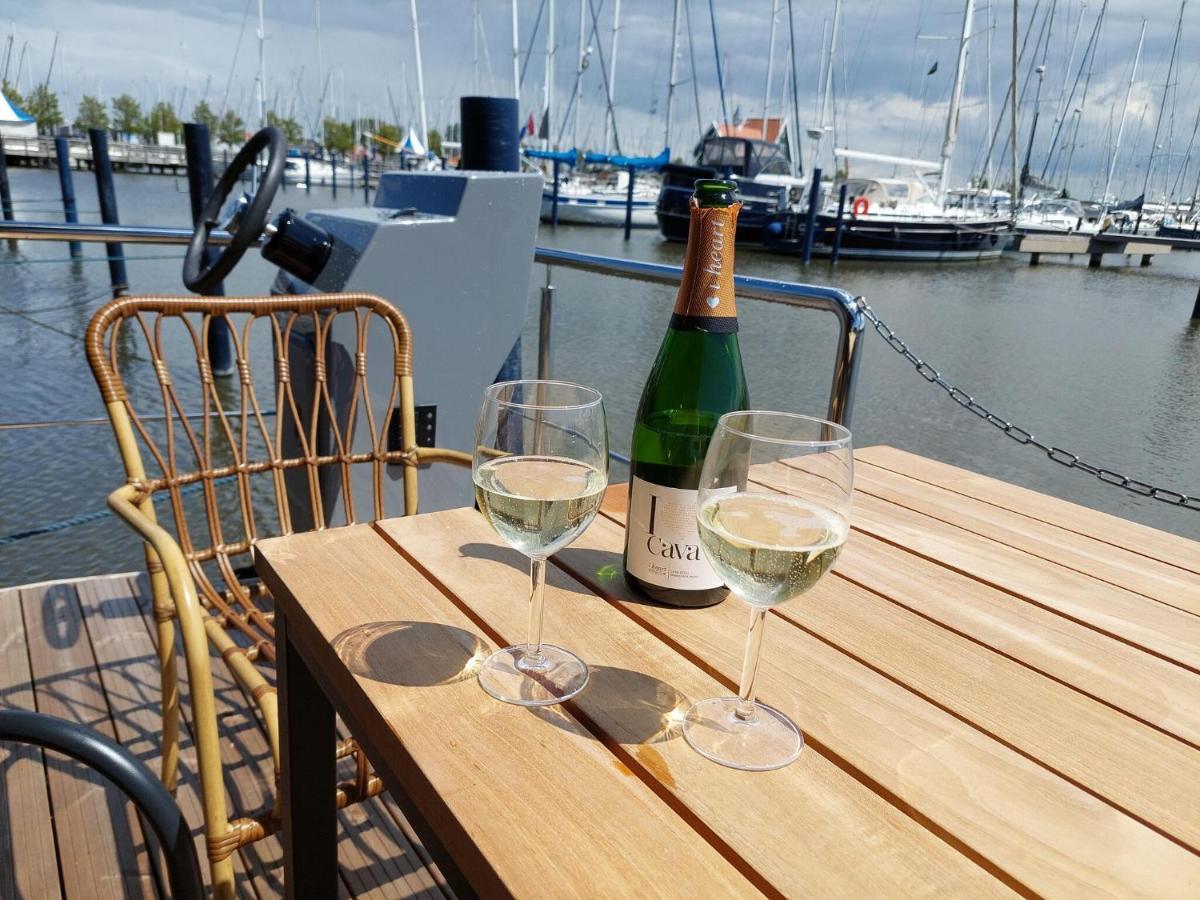 Luxury Houseboat In Volendam Marina Otel Dış mekan fotoğraf